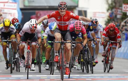 Greipel se impone al sprint.