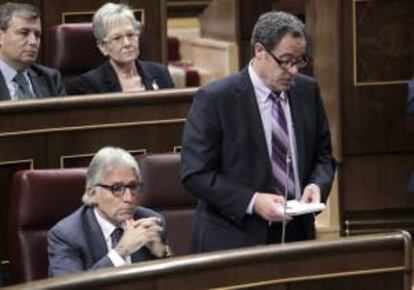 El diputado de CiU Pere Macias (d), en presencia del también diputado de CiU, Josep Sánchez Llibre (i). EFE/Archivo