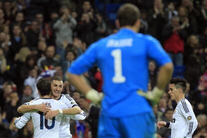 Özil celebra con Benzema y Callejón uno de sus goles.
