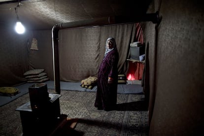 La refugiada siria Mahdiya Al Khalid, de 36 años, posa para un retrato en el noveno mes de embarazo dentro de su tienda en Mafraq, Jordania. No recibirá ayuda como la que disponen las mujeres encintas en los campos de refugiados como el de Zaatari, donde se produjeron más de 3.500 nacimientos el año pasado de un total de más de 18.000 bebés nacidos de madres refugiadas en 2014, según Acnur. (17 de marzo 2015)