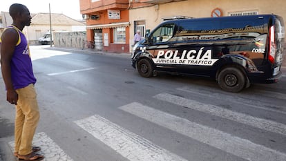 Un furgón de la Policía Nacional en una calle de Torre Pacheco (Murcia), este domingo.