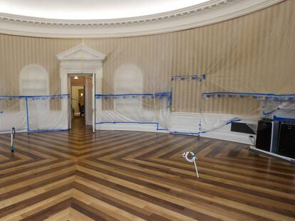 El Despacho Oval de la Casa Blanca, el viernes, sin muebles ni moqueta, durante los trabajos de reforma.
