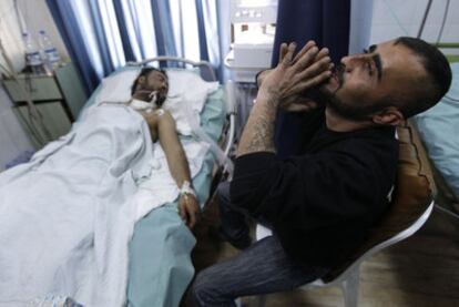Un hombre herido por las fuerzas de seguridad, y su hermano, en un hospital de Latakia.