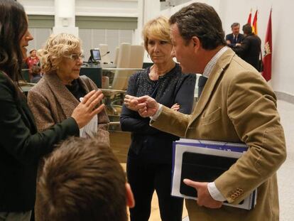 La alcaldesa, Manuela Carmena habla con los concejales Bego&ntilde;a Villac&iacute;s, Pablo Soto, Esperanza Aguirre e &Iacute;&ntilde;igo Hdez de Luna.