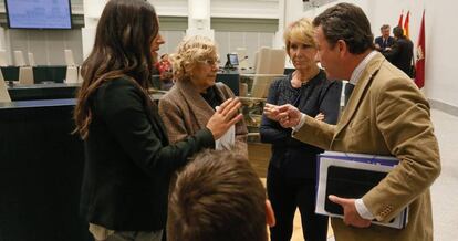 La alcaldesa, Manuela Carmena habla con los concejales Bego&ntilde;a Villac&iacute;s, Pablo Soto, Esperanza Aguirre e &Iacute;&ntilde;igo Hdez de Luna.