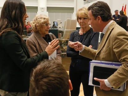 La alcaldesa, Manuela Carmena habla con los concejales Begoña Villacís, Pablo Soto, Esperanza Aguirre e Íñigo Hdez de Luna.