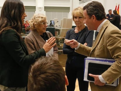 La alcaldesa, Manuela Carmena habla con los concejales Bego&ntilde;a Villac&iacute;s, Pablo Soto, Esperanza Aguirre e &Iacute;&ntilde;igo Hdez de Luna.