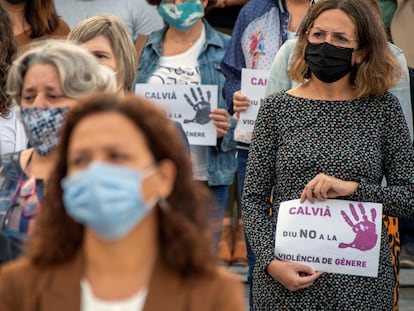 Concentración en la localidad mallorquina de Calvià en repulsa del crimen de violencia de género sucedido en octubre.