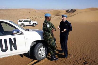 Dos militares de la Minurso charlan durante una pausa en la patrulla del sector norte del Sáhara Occidental.