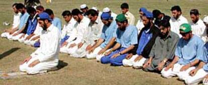 El equipo de Afganistán reza sus oraciones, ayer, en el estadio de Peshawar (Pakistán).