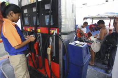 Imagen de una trabajadora de una gasolinera. EFE/Archivo