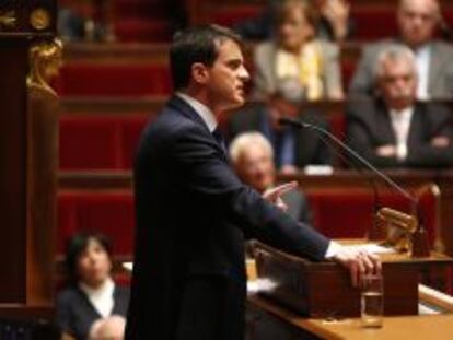 Valls saca adelante los recortes en Francia pese a discrepancia en su partido