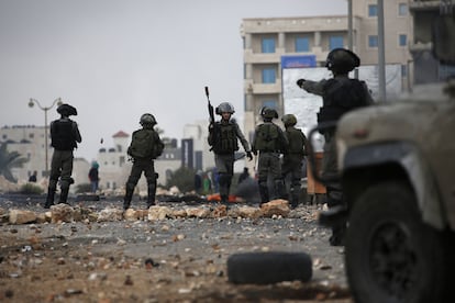Fuerzas de seguridad israelíes toman posición durante los enfrentamientos con palestinos que tiran piedras en Beit El, a las afueras de Ramala (Cisjordania).
