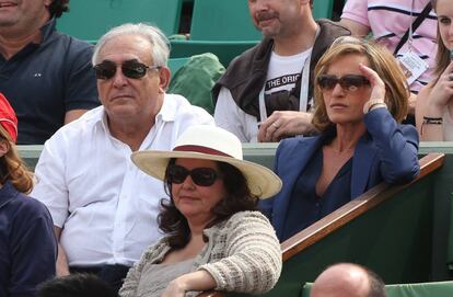 Dominique Strauss-Khan y Myriam L'Aouffir en la final del torneo de tenis de Roland Garros en 2013.