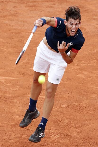 Saque do tenista austríaco Dominic Thiem, que desfere seus golpes como uma tempestade; nem contempla nem rumina, na descrição do repórter Alejandro Ciriza.