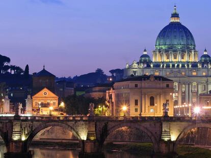 Vista nocturna de Roma con el r&iacute;o T&iacute;ber y la C&uacute;pula de San Pedro al fondo.
