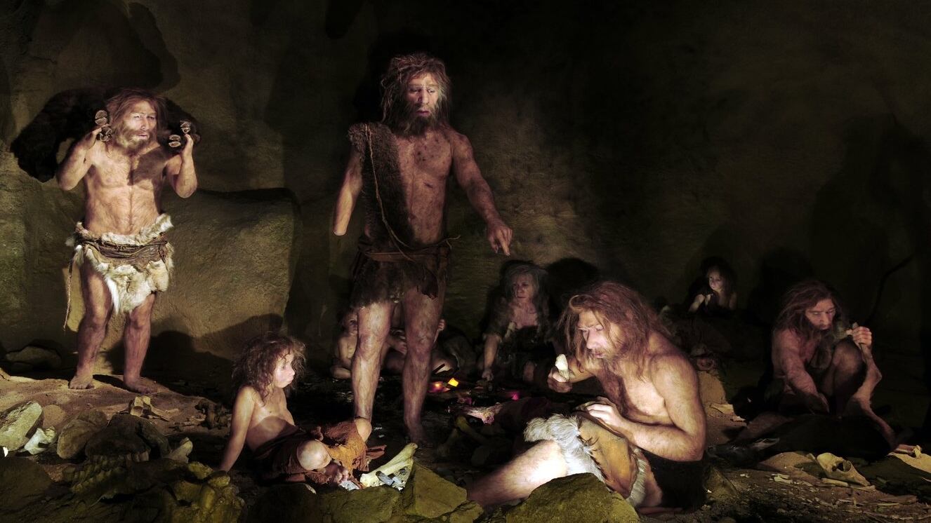 Recreación de actividades cotidianas de un grupo neandertal en el interior de una cueva.