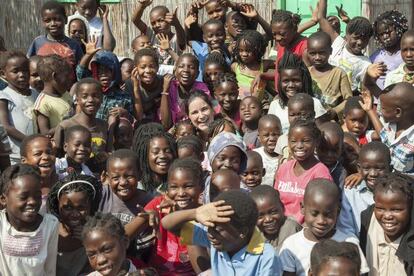 Alexia Vieira, fundadora y presidenta de la Fundación Khanimambo, rodeada de alumnos del centro de la organización en Mozambique.