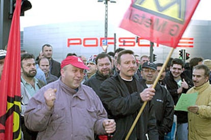 Trabajadores de Porsche, en huelga frente a la entrada principal de la fábrica de la compañía en Stuttgart.