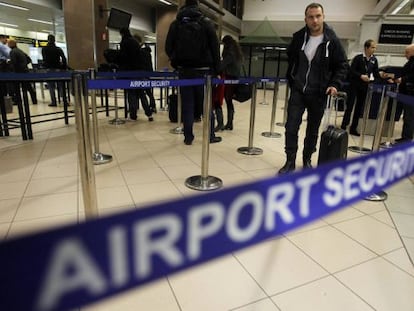 Un ciudadano rumano, en un control de seguridad en el aeropuerto londinense de Heathrow.