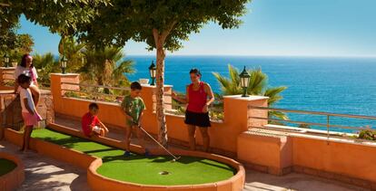 Minigolf del hotel Playacálida Spa, en Almuñécar (Granada).