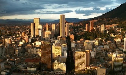 Panorámica de Bogotá con la torre Colpatria, la más alta, en el centro.