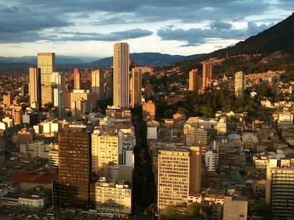 Panorámica de Bogotá con la torre Colpatria, la más alta, en el centro.