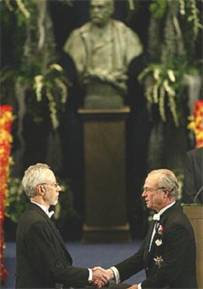 J. M. Coetzee recibe, de manos del rey Carlos Gustavo de Suecia, el Premio Nobel de Literatura.