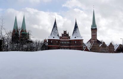La Puerta de Holsten nevada en Lübeck (Alemania), el 27 de febrero de 2018. 

