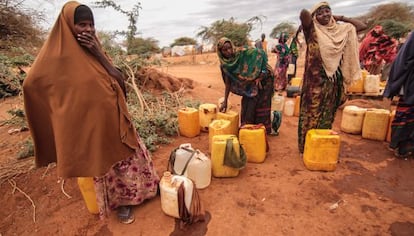 La falta de recursos como el agua, cada vez más escasa tras dos décadas de asentamientos irregulares en la una zona desértica hace necesario cada vez cavar más profundamente y con mayor tecnología.