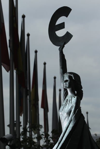 Escultura a la entrada del Parlamento Europeo en Bruselas.