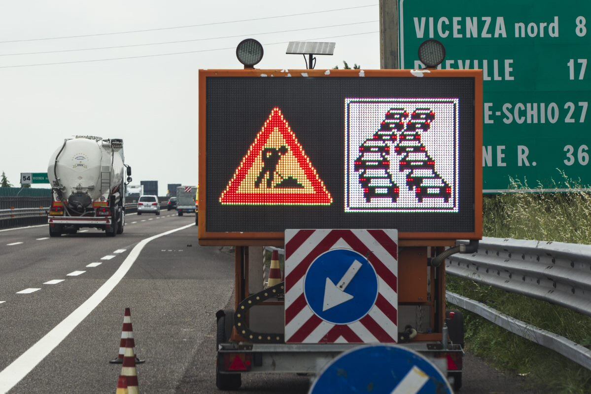 Se ha impulsado la promoción de buenas prácticas de seguridad vial en los paneles de mensajería variable en Argentina, y a través del Foro de Seguridad Vial 2022 en Italia (en la foto).