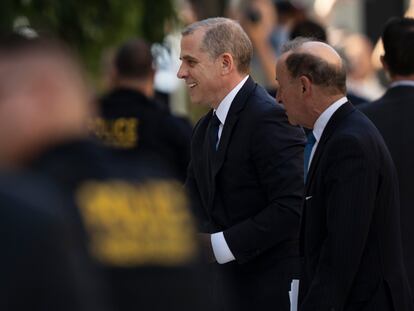 Hunter Biden, hijo del presidente de Estados Unidos, Joe Biden, llega a los juzgados de Wilmington, este martes, acompañado por su abogado.