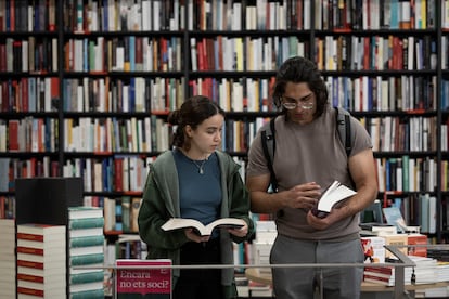 Venta de libros en una céntrica librería de la capital catalana el fin de semana previo a Sant Jordi.

