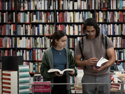 Una imagen este domingo de una céntrica librería en Barcelona.