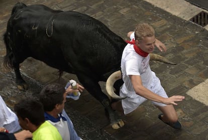 Un mozo, a punto de ser arrollado por un toro en Santo Domingo.
