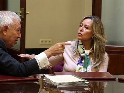 Margallo y Trinidad Jiménez durante su reunión en el Congreso.