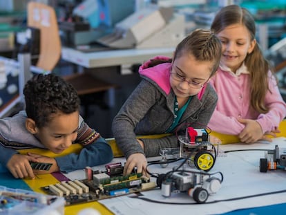 Niños en taller de robótica.