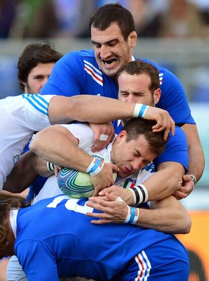 Los jugadores de Italia y Francia pelean por el balón.