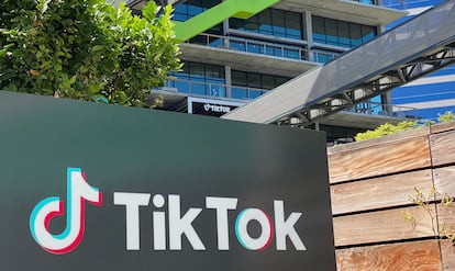 El logo de la aplicación TikTok en una oficina de Culver City, Los Ángeles.