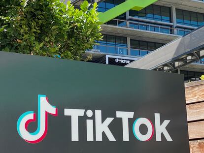 El logo de la aplicación TikTok en una oficina de Culver City, Los Ángeles.