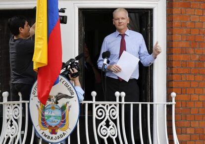 Julian Assange en un balcón de la embajada de Ecuador en Londres (Reino Unido).