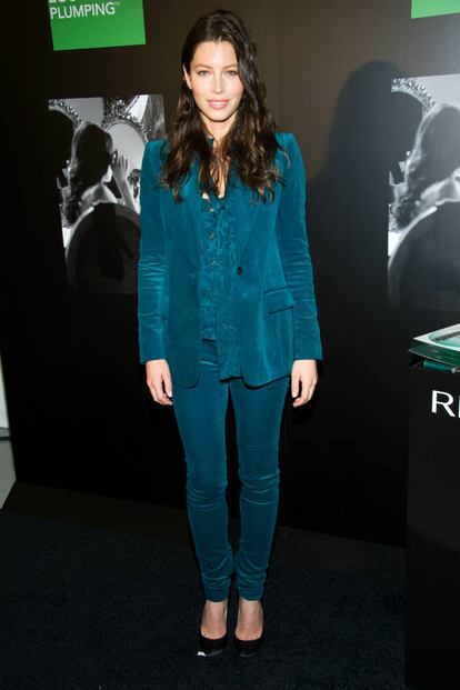 Jessica Biel con look monocolor. Encontrar tantas prendas del mismo azul verdoso requiere trabajo.