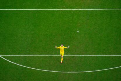 El portero inglés Jordan Pickford celebra uno de los tres goles de su selección a Senegal. 