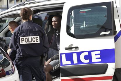 Migrantes subsaharianos son detenidos por la policia Francesa junto a la estacion Hendaya para ser devueltos sin garantías al otro extremo del puente de Santiago.
