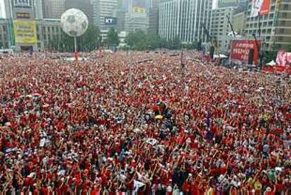 Vista de una plaza céntrica de Seúl, en la que se habían instalado pantallas gigantes, durante el partido Corea del Sur-Estados Unidos.