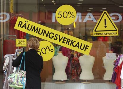 Una mujer observa un escaparate que dice "liquidación por cierre" en la ciudad alemana de Oberhausen.