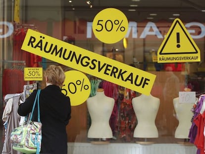 Una mujer observa un escaparate que dice "liquidación por cierre" en la ciudad alemana de Oberhausen.