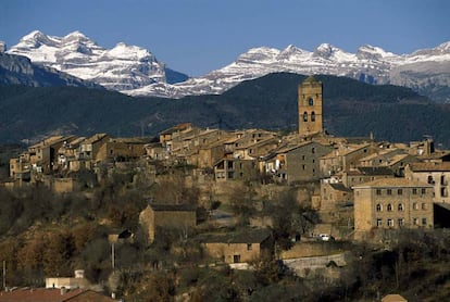 El macizo de Monte Perdido (Huesca), al fondo.