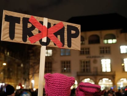 Manifestantes protestan este martes contra la participaci&oacute;n de Donald Trump en Davos. 